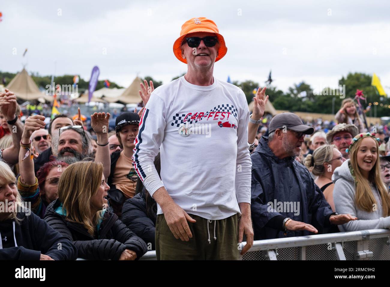 Chris Evans (présentateur de télévision et dj radio) se tient devant la foule à son Carfest Festival 2023 à Laverstoke Park Farm, Hampshire. Angleterre, Royaume-Uni. Banque D'Images