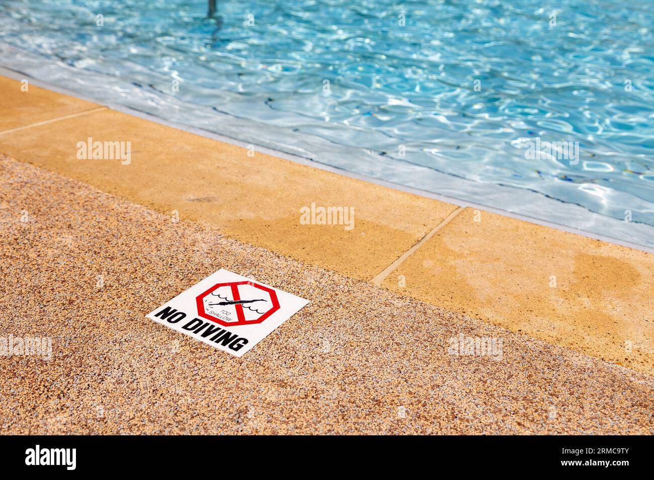 Bord de piscine avec panneau d'avertissement et marqueur de profondeur Banque D'Images