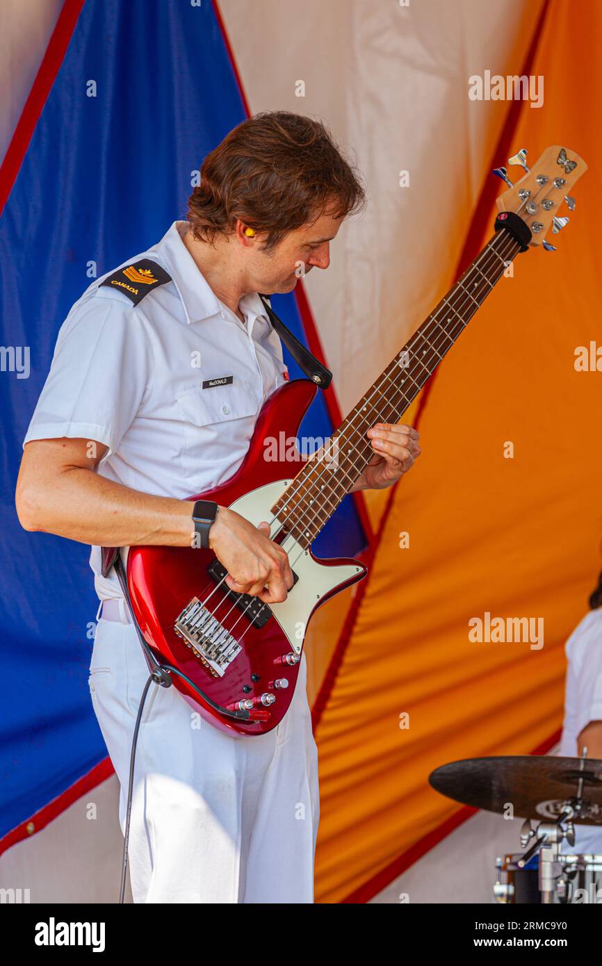 Membre de la Naden Military Band dans un quintette de jazz au Festival maritime de 2023 à Steveston Colombie-Britannique Canada Banque D'Images