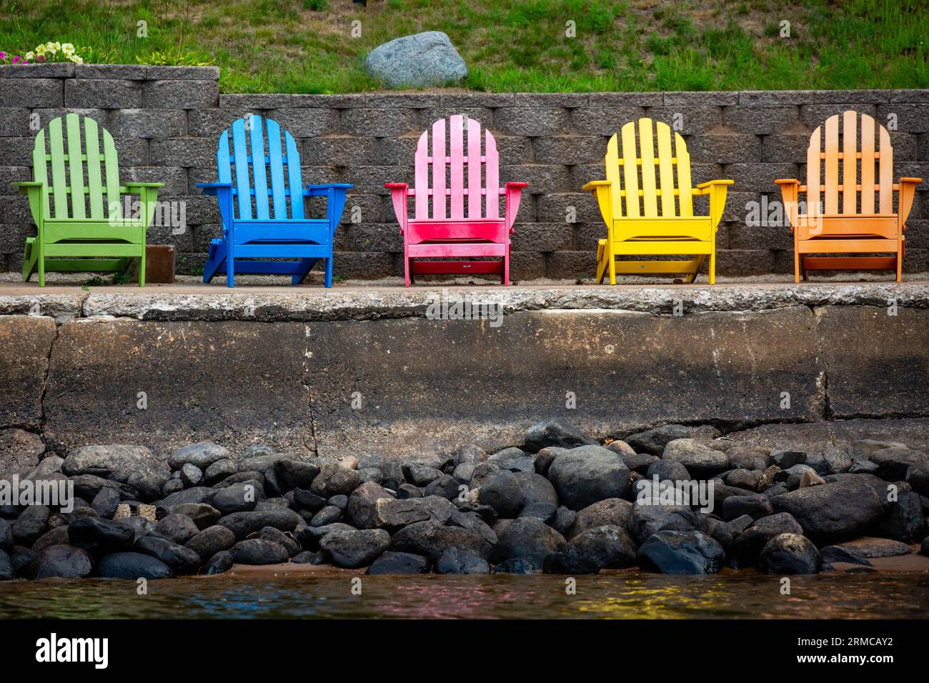 Chaises adirondack colorées sur un lac du Wisconsin, horizontales Banque D'Images