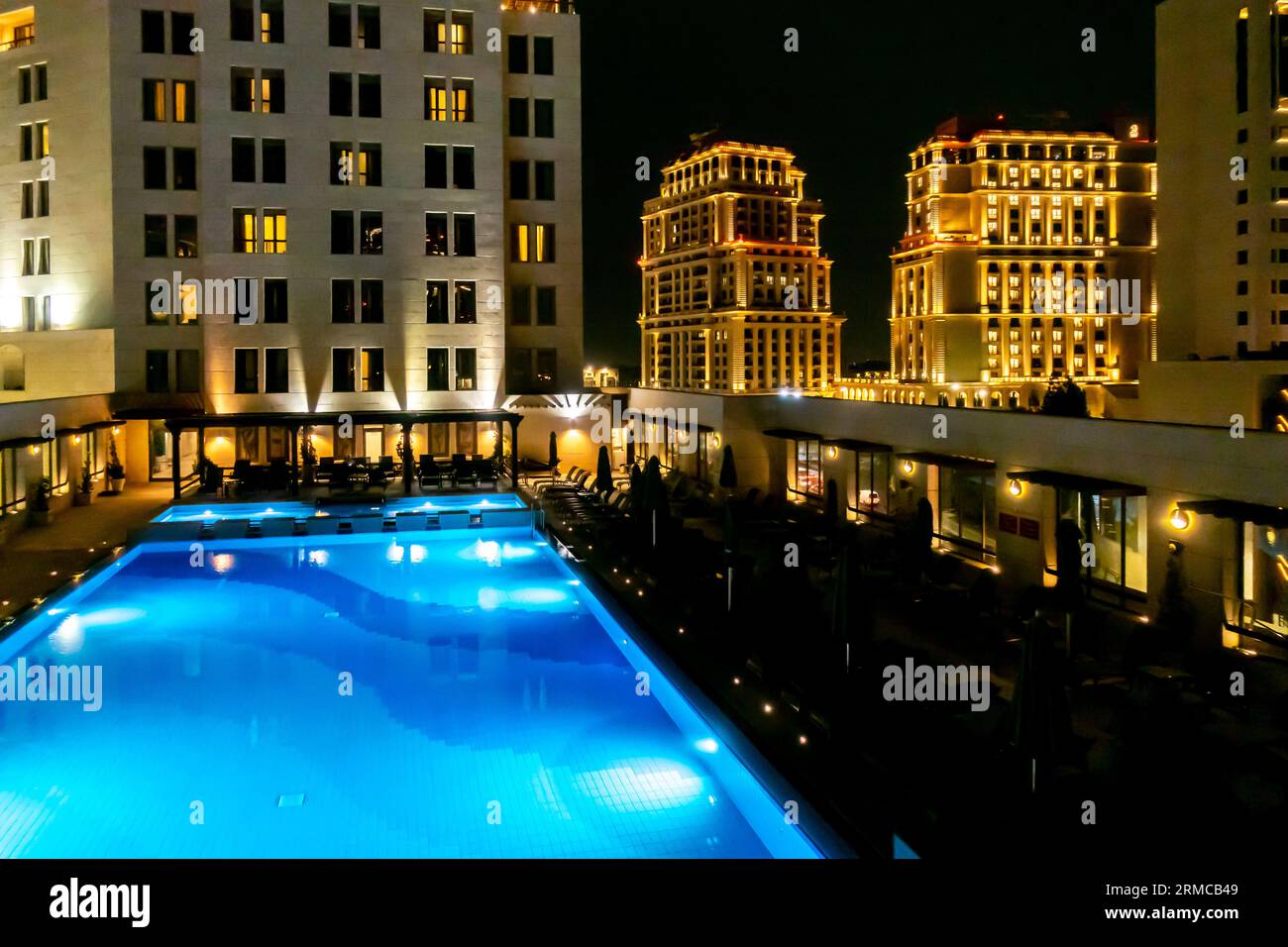 Vue de nuit sur une piscine sur le toit du Sheraton Amman Al Nabil Hotel Banque D'Images