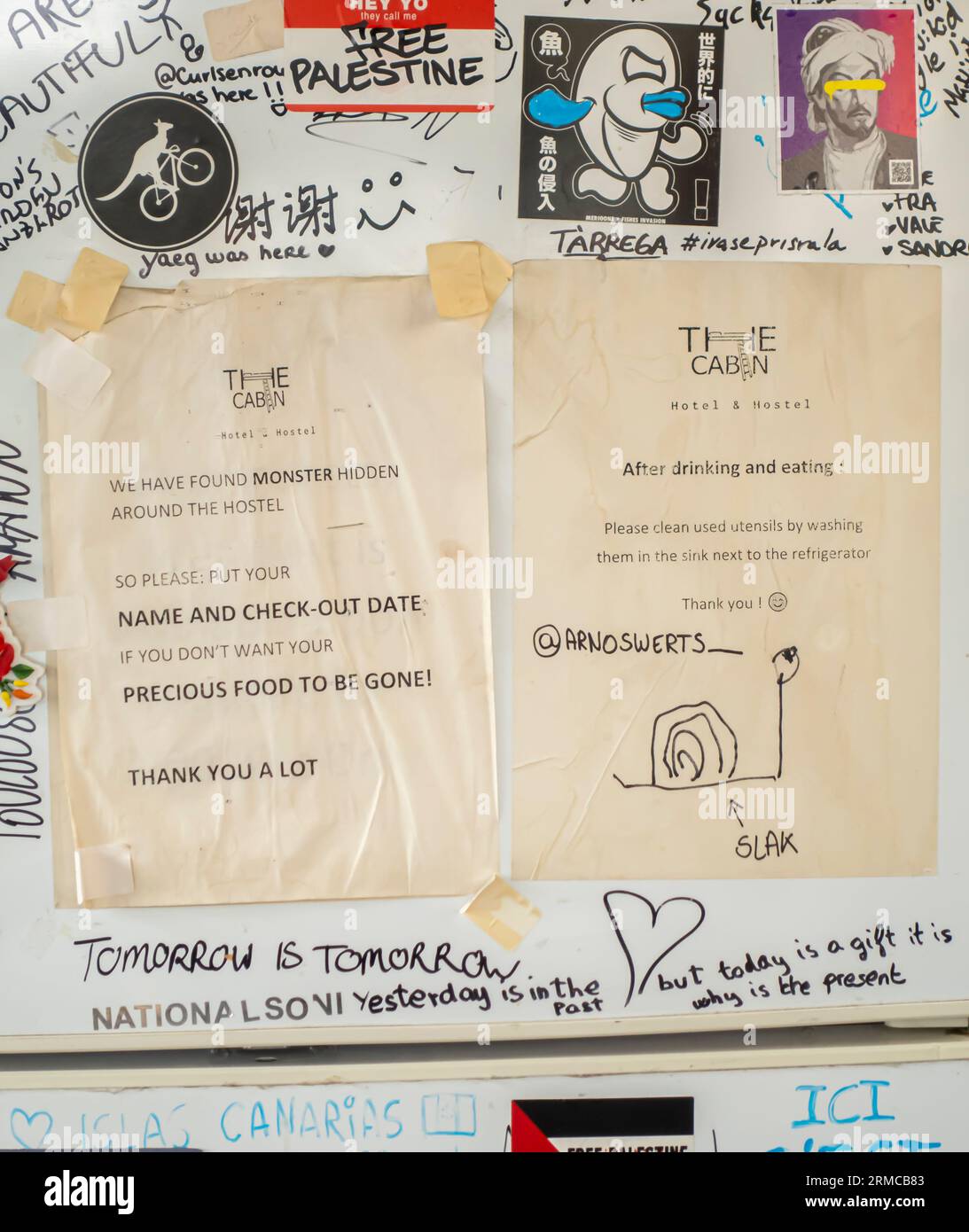 Règles de nettoyage affichées sur le réfrigérateur dans la cuisine dans la zone commune pour les clients de l'auberge Banque D'Images