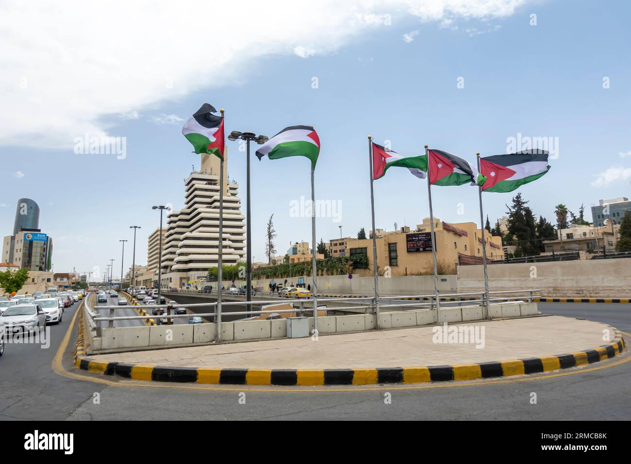 Al-Dakhliya Circle, Amman, Jordanie. Bâtiment de la Banque Al-Iskan avec bureaux de la Banque du logement pour le commerce et les finances à Amman, Jordanie. Circulation routière, routes Banque D'Images