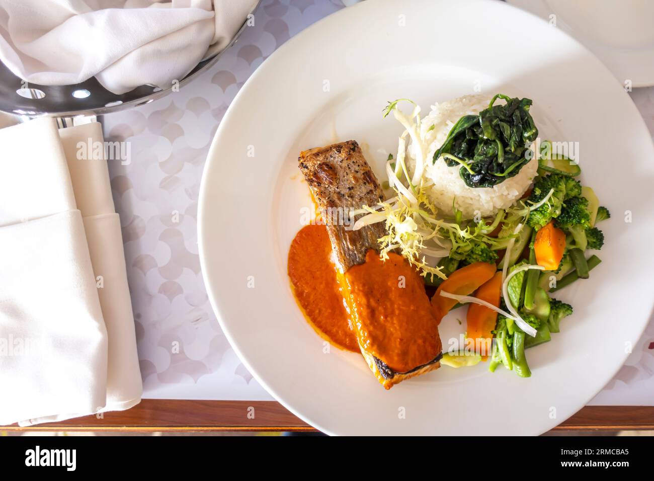 Saumon grillé avec riz et légumes servi dans le service d'étage de l'hôtel Marriott Amman Banque D'Images