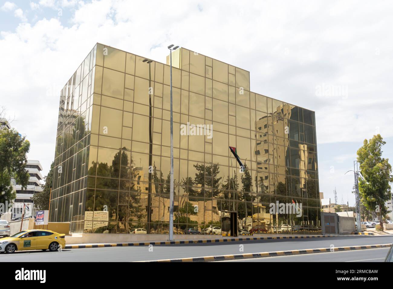 Bâtiment en verre avec teinte dorée Amman Jordan Banque D'Images