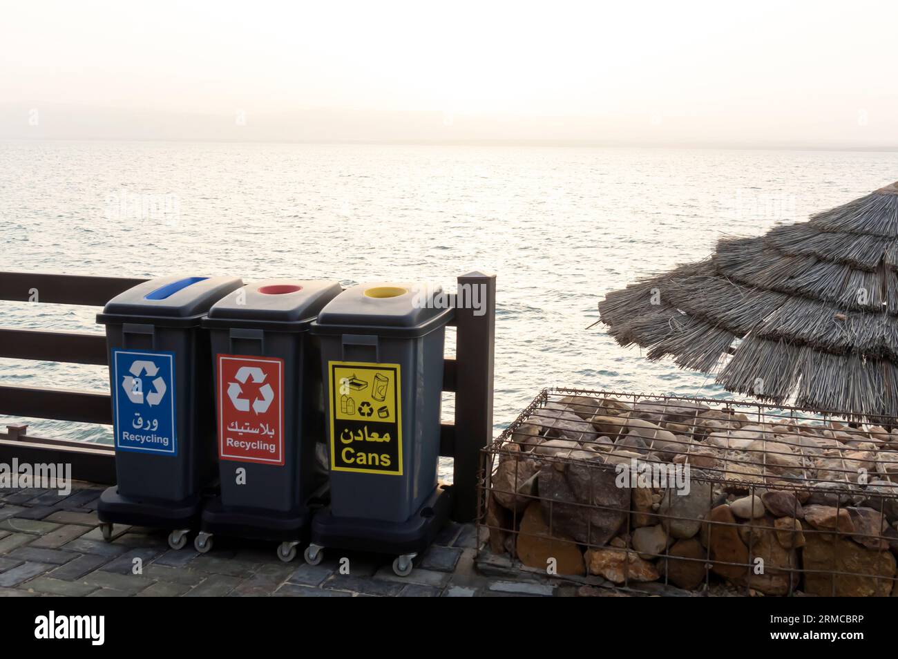 Grandes stations d'élimination des déchets séparées marquées en couleur. Gestion des déchets Mer Morte Jordanie Banque D'Images