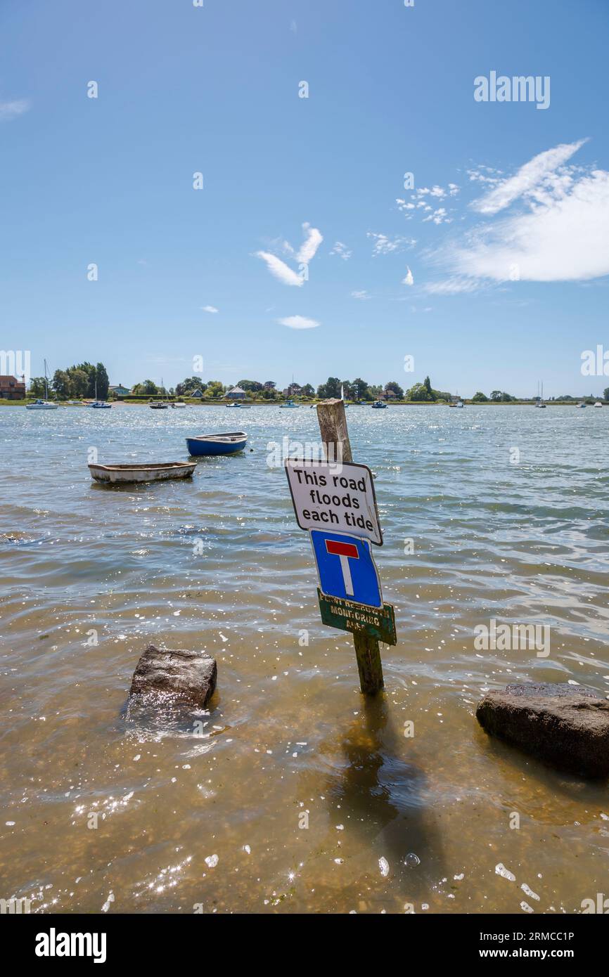 Avis : 'cette route inonde chaque marée', Shore Road, Bosham, un village côtier dans Chichester Harbour sur la côte sud, West Sussex à marée haute Banque D'Images