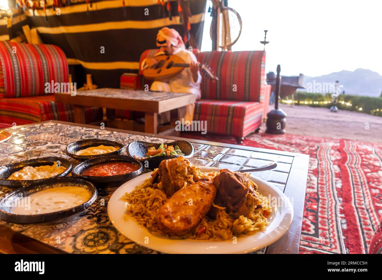 Nabataean Tent Restaurant - Petra, avec concerts. Plat d'agneau Mandi sur la table Banque D'Images