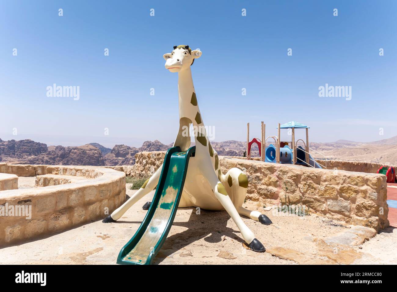 Aire de jeux pour enfants, parc pour enfants dans les montagnes de Wadi Musa surplombant les montagnes de Petra Banque D'Images