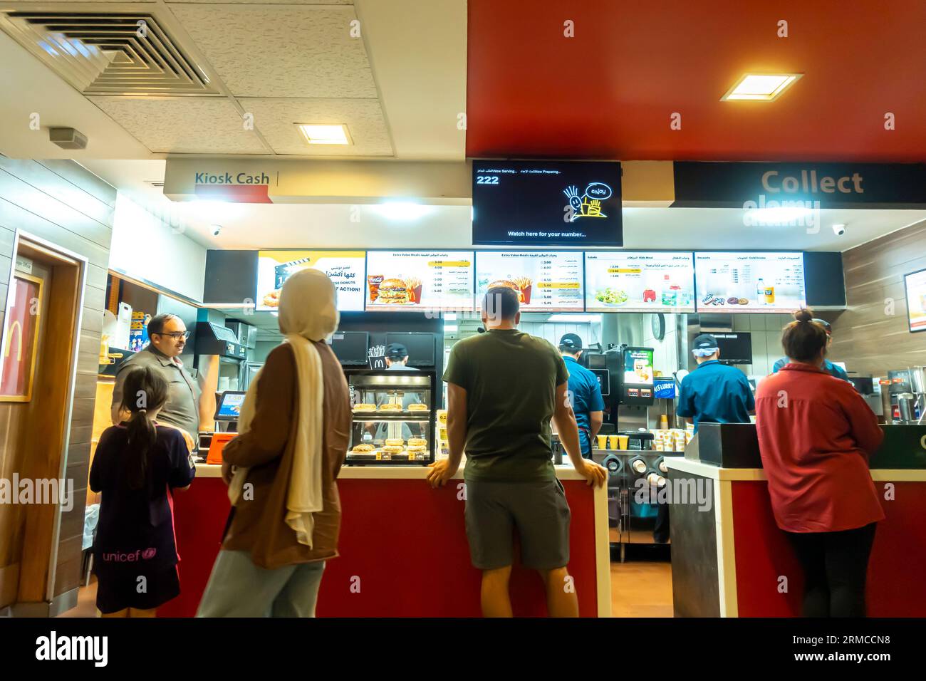 Les clients attendant McDonalds commandent devant le comptoir à l'intérieur du restaurant McDonalds à Aqaba Jordan Banque D'Images
