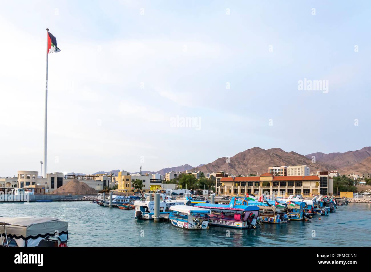 Vue sur le marché aux poissons d'Aqaba, la baie d'aqaba, le drapeau de Jordanie sur le poteau sur la place de la révolte arabe Banque D'Images
