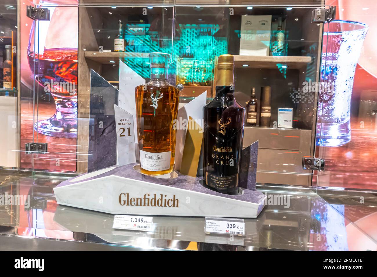 Glenfiddich Old whisky stand, Glenfiddich 23 ans, Glenfiddich 30 ans bouteilles, présentoir cadeau, paquet cadeau whisky Banque D'Images