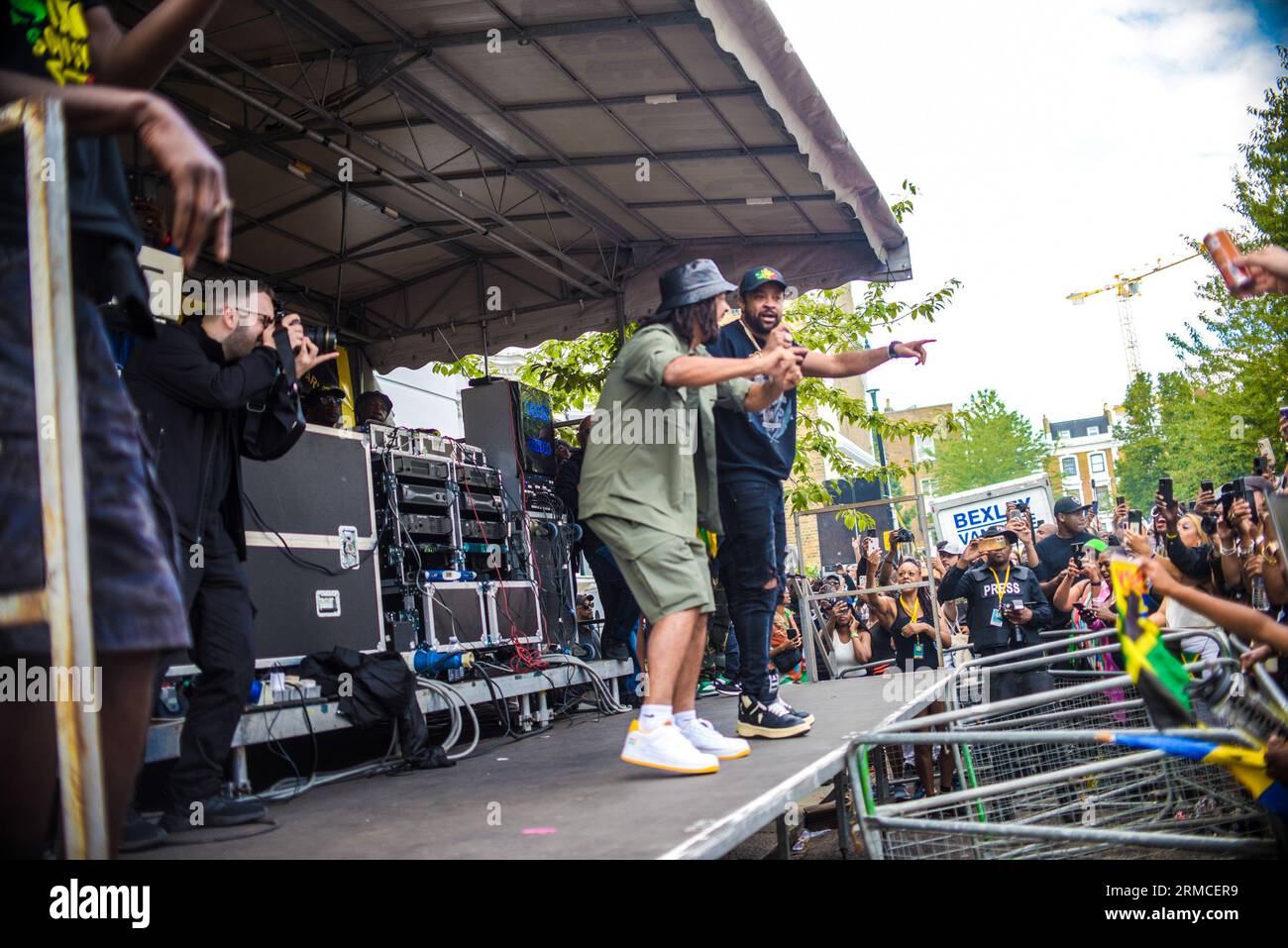 Londres, royaume-uni, 27/08/2023, Shaggy a été l'un des principaux actes du Carnaval de Notting Hill de cette année sur les scènes saxonne et Rampage. La performance arrive alors que Shaggy sort sa nouvelle chanson inspirée de soca avec Kes appelé Mood. Le Carnaval de Notting Hill est le deuxième plus grand carnaval au monde et le plus grand événement de rue d'Europe, réunissant des personnes de tous horizons pour célébrer la diversité du patrimoine londonien. Banque D'Images
