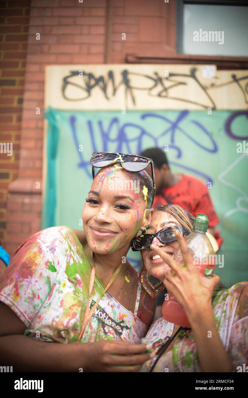 Londres, royaume-uni, 27/08/2023, Shaggy a été l'un des principaux actes du Carnaval de Notting Hill de cette année sur les scènes saxonne et Rampage. La performance arrive alors que Shaggy sort sa nouvelle chanson inspirée de soca avec Kes appelé Mood. Le Carnaval de Notting Hill est le deuxième plus grand carnaval au monde et le plus grand événement de rue d'Europe, réunissant des personnes de tous horizons pour célébrer la diversité du patrimoine londonien. Cette année, le carnaval a lieu le dimanche 27 août (Journée des enfants) et le lundi 28 août. Banque D'Images