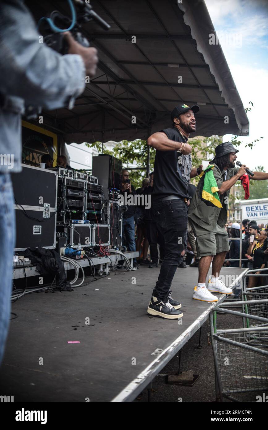 Londres, royaume-uni, 27/08/2023, Shaggy a été l'un des principaux actes du Carnaval de Notting Hill de cette année sur les scènes saxonne et Rampage. La performance arrive alors que Shaggy sort sa nouvelle chanson inspirée de soca avec Kes appelé Mood. Le Carnaval de Notting Hill est le deuxième plus grand carnaval au monde et le plus grand événement de rue d'Europe, réunissant des personnes de tous horizons pour célébrer la diversité du patrimoine londonien. Cette année, le carnaval a lieu le dimanche 27 août (Journée des enfants) et le lundi 28 août. Banque D'Images