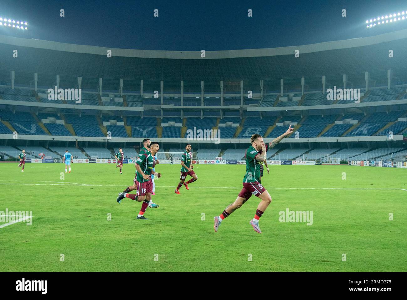 Kolkata, Inde. 27 août 2023. Mohunbagan Super Giants atteint la demi-finale du tournoi de football Durand -23 en battant le Mumbai City FC par une marge de 3-1 le 27 août 2023 dans le 4e match de quart de finale joué au VYBK (Vivekananda Yuva Bharti Krirangan), Salt Lake, Kolkata. Jason Cummings(P), Manvir Singh et Anwar Ali ont marqué les buts gagnants pour Mohunbagan tandis que Jorge Pereyra Diaz a marqué la consolation pour Mumbai City FC. Jason Cummings de Mohunbagan célébrant après le score de but. (Photo Amlan Biswas/Pacific Press) crédit : Pacific Press Media production Corp./Alamy Live News Banque D'Images