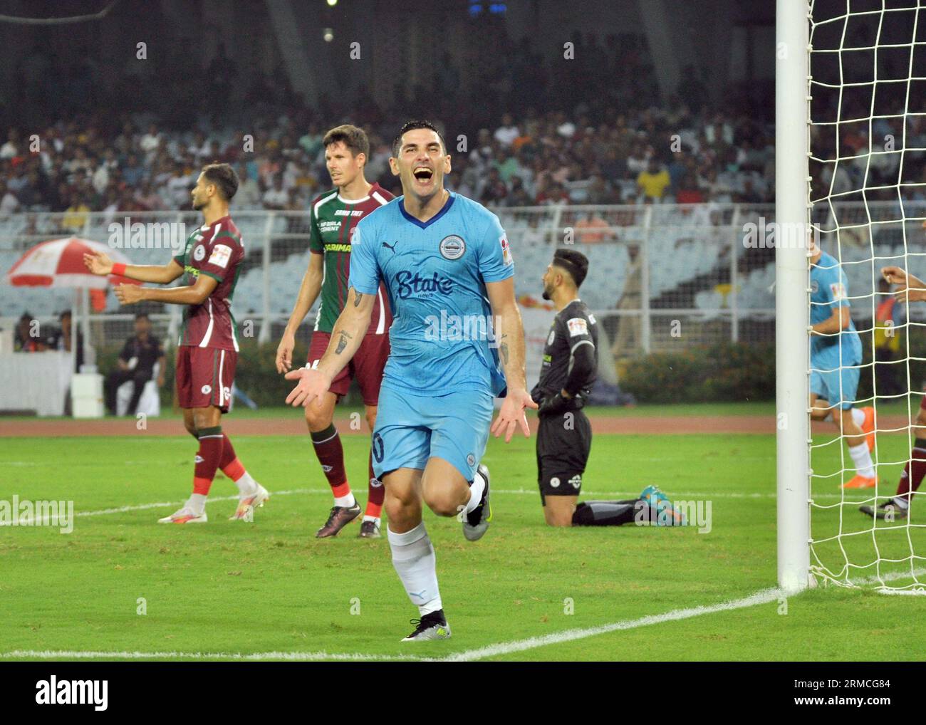 Kolkata, Inde. 27 août 2023. Mohunbagan Super Giants atteint la demi-finale du tournoi de football Durand -23 en battant le Mumbai City FC par une marge de 3-1 le 27 août 2023 dans le 4e match de quart de finale joué au VYBK (Vivekananda Yuva Bharti Krirangan), Salt Lake, Kolkata. Jason Cummings(P), Manvir Singh et Anwar Ali ont marqué les buts gagnants pour Mohunbagan tandis que Jorge Pereyra Diaz a marqué la consolation pour Mumbai City FC. Jorge Pereyra Diaz célèbre après le score de but. (Photo Amlan Biswas/Pacific Press) crédit : Pacific Press Media production Corp./Alamy Live News Banque D'Images