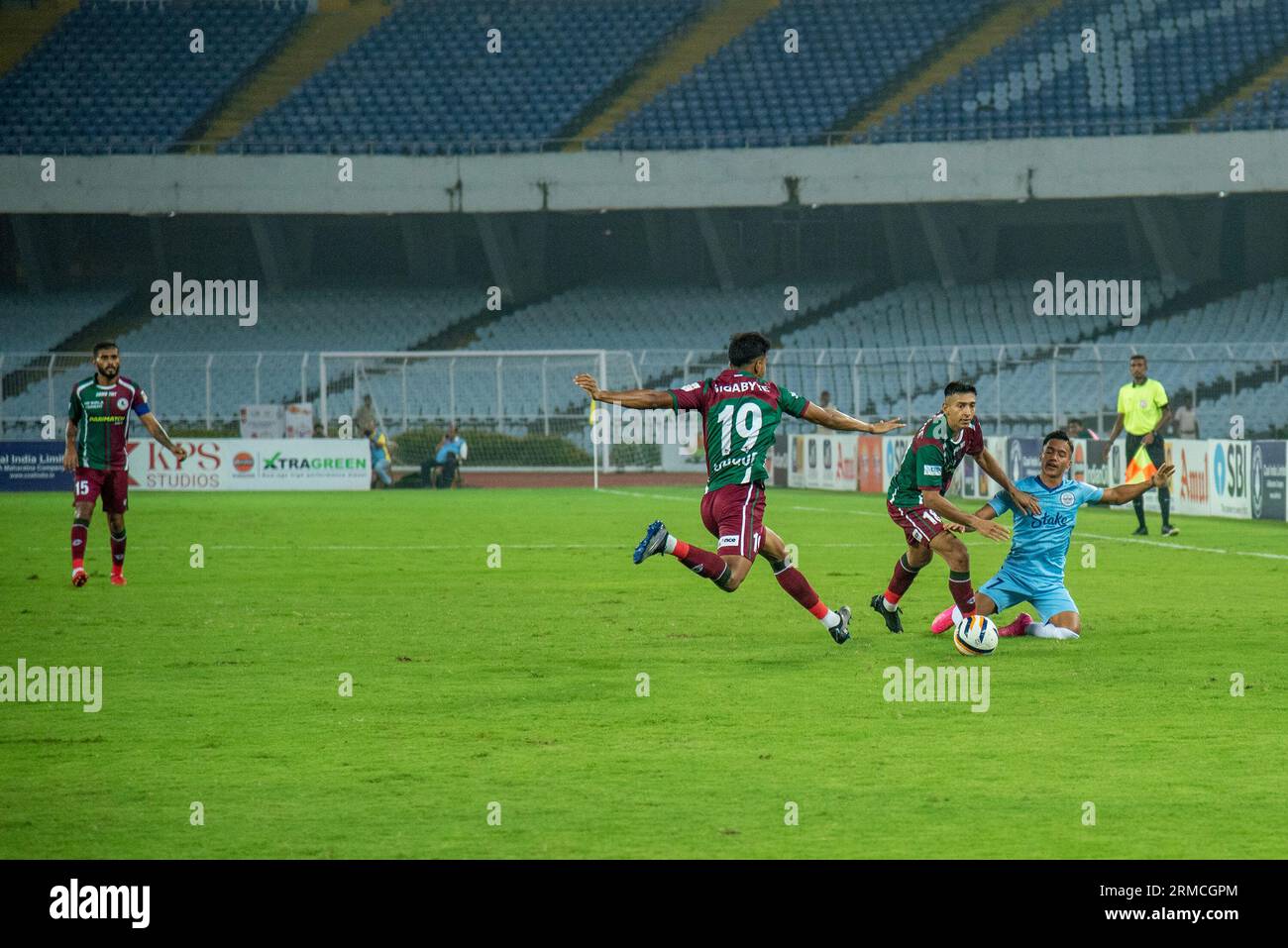 Kolkata, Bengale occidental, Inde. 27 août 2023. Mohunbagan Super Giants atteint la demi-finale du tournoi de football Durand -23 en battant le Mumbai City FC par une marge de 3-1 le 27 août 2023 dans le 4e match de quart de finale joué au VYBK (Vivekananda Yuva Bharti Krirangan), Salt Lake, Kolkata. Jason Cummings(P), Manvir Singh et Anwar Ali ont marqué les buts gagnants pour Mohunbagan tandis que Jorge Pereyra Diaz a marqué la consolation pour Mumbai City FC (image de crédit : © Amlan Biswas/Pacific Press via ZUMA Press Wire) À USAGE ÉDITORIAL SEULEMENT! Non destiné à UN USAGE commercial ! Banque D'Images