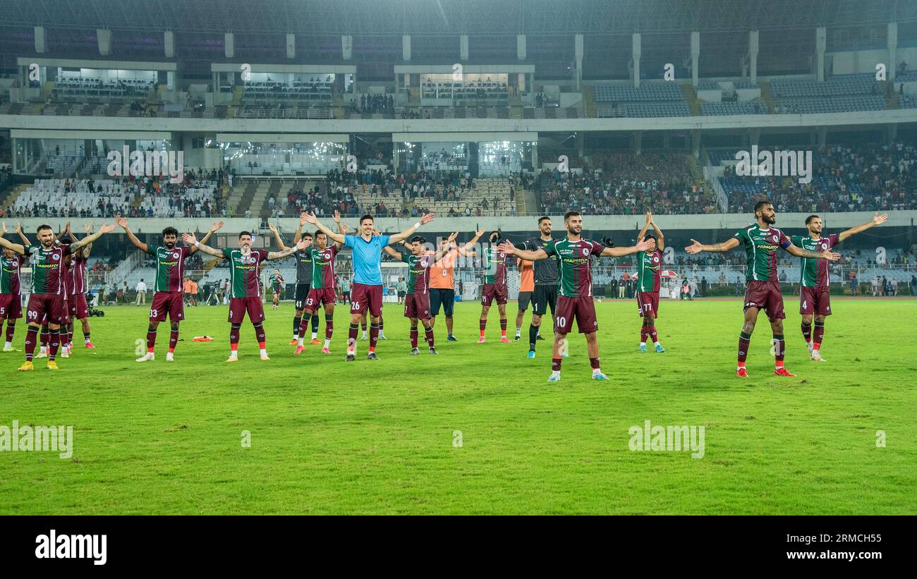 Kolkata, Bengale occidental, Inde. 27 août 2023. Mohunbagan Super Giants atteint la demi-finale du tournoi de football Durand -23 en battant le Mumbai City FC par une marge de 3-1 le 27 août 2023 dans le 4e match de quart de finale joué au VYBK (Vivekananda Yuva Bharti Krirangan), Salt Lake, Kolkata. Jason Cummings(P), Manvir Singh et Anwar Ali ont marqué les buts gagnants pour Mohunbagan tandis que Jorge Pereyra Diaz a marqué la consolation pour Mumbai City FC. Jubilant joueurs MBSG après le match. (Image de crédit : © Amlan Biswas/Pacific Press via ZUMA Press Wire) USAGE ÉDITORIAL SEULEMENT! Non destiné à UN USAGE commercial ! Banque D'Images