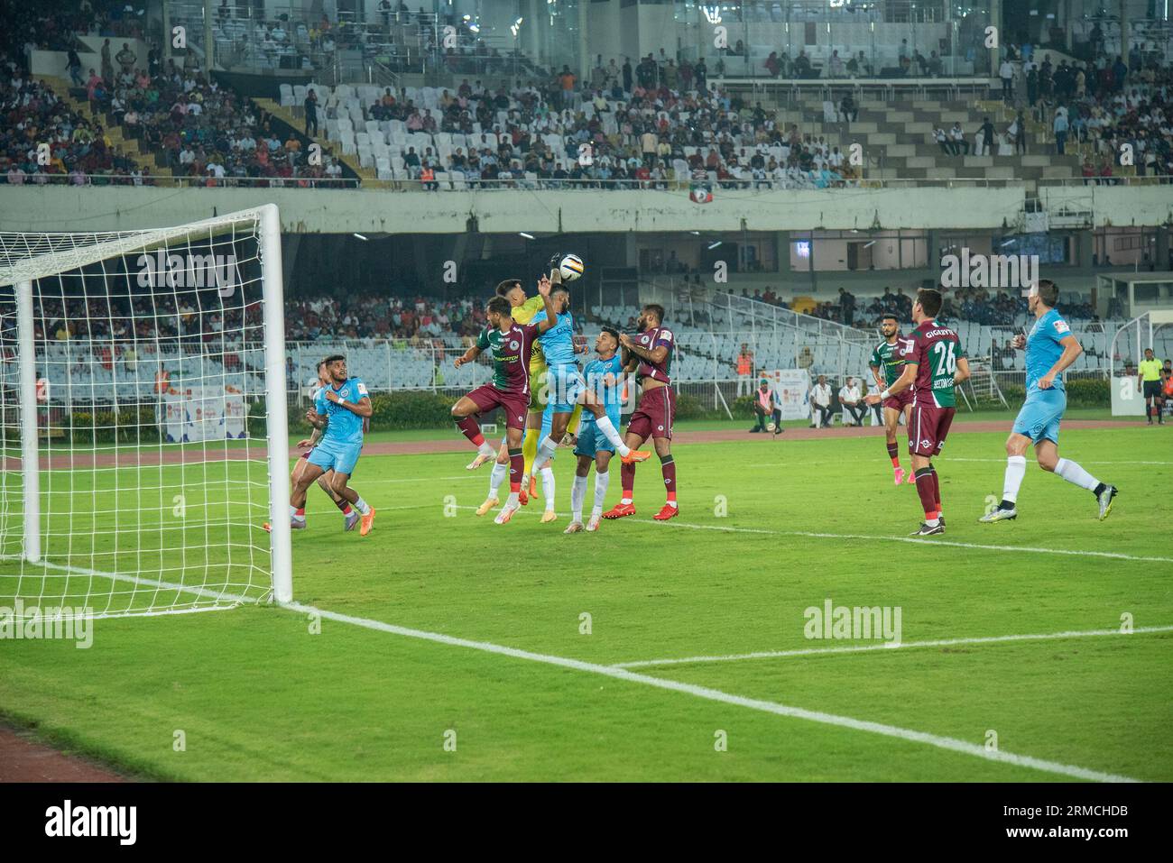 Kolkata, Bengale occidental, Inde. 27 août 2023. Mohunbagan Super Giants atteint la demi-finale du tournoi de football Durand -23 en battant le Mumbai City FC par une marge de 3-1 le 27 août 2023 dans le 4e match de quart de finale joué au VYBK (Vivekananda Yuva Bharti Krirangan), Salt Lake, Kolkata. Jason Cummings(P), Manvir Singh et Anwar Ali ont marqué les buts gagnants pour Mohunbagan tandis que Jorge Pereyra Diaz a marqué la consolation pour Mumbai City FC (image de crédit : © Amlan Biswas/Pacific Press via ZUMA Press Wire) À USAGE ÉDITORIAL SEULEMENT! Non destiné à UN USAGE commercial ! Banque D'Images