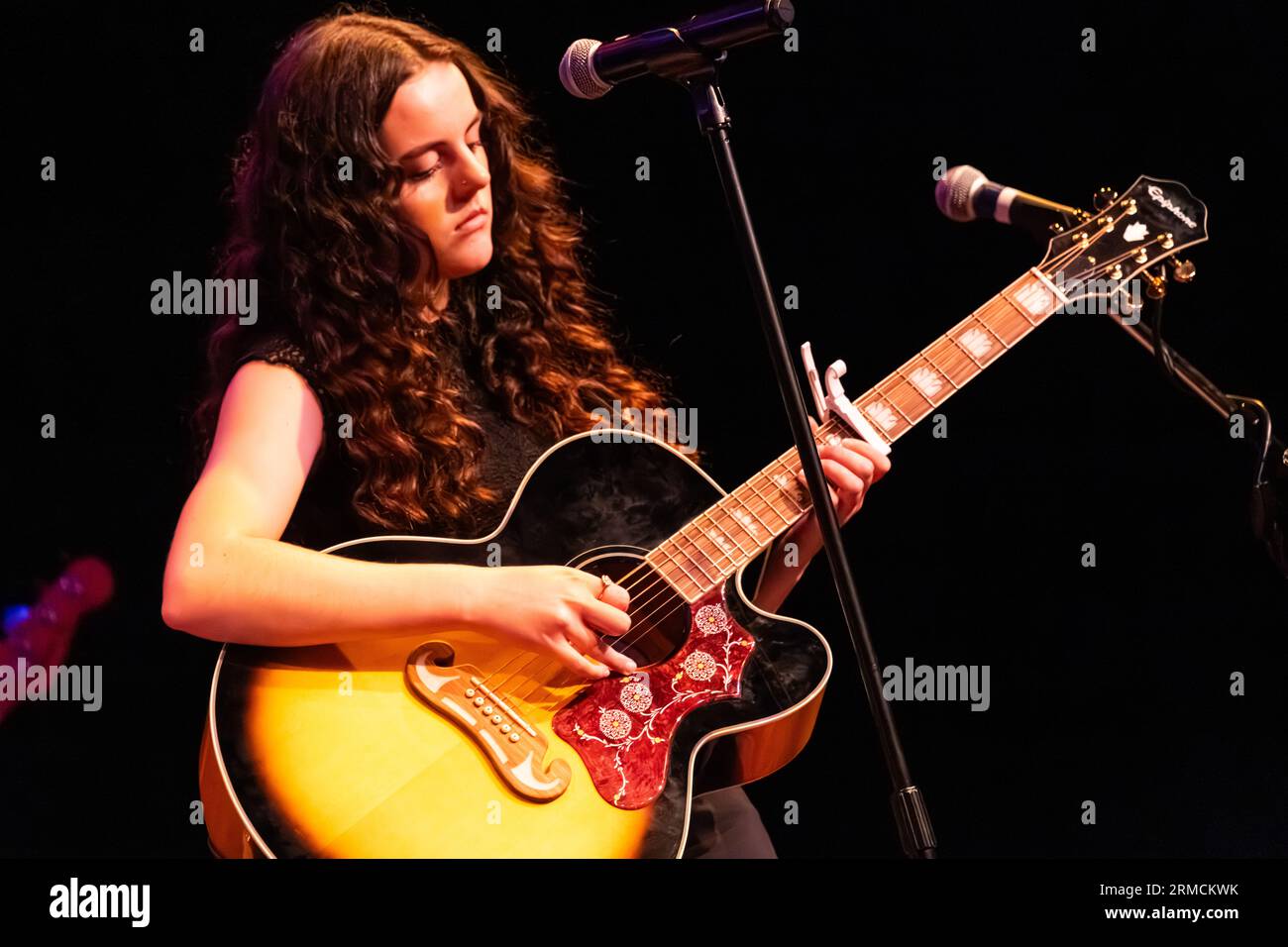 Emma Anderson de Bell Row en concert pour Eddie Owen Presents à la Red Clay Music Foundry à Duluth, en Géorgie. (ÉTATS-UNIS) Banque D'Images