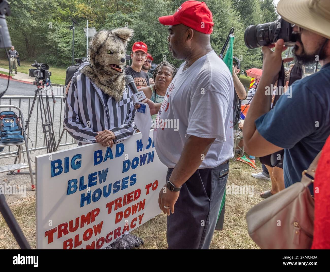 ATLANTA, GA — 24 août 2023 : des manifestants et d'autres personnes sont vus près de la prison du comté de Fulton avant la condamnation de l'ancien président Donald J. Trump. Banque D'Images