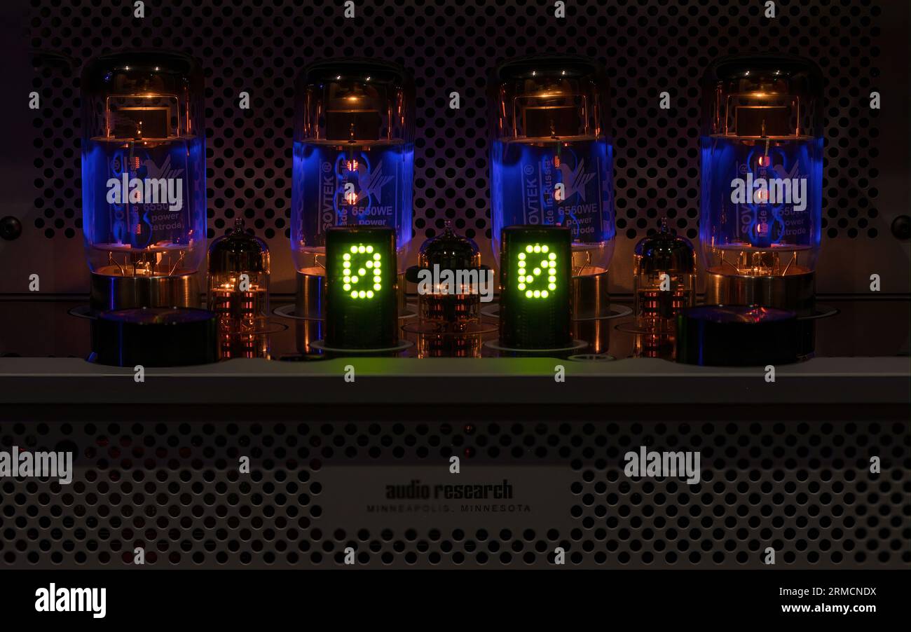 Amplificateur à tube intégré sous vide I50, par Audio Research Corporation. Les tubes chauds émettent leur lueur rouge-orange distinctive. Banque D'Images