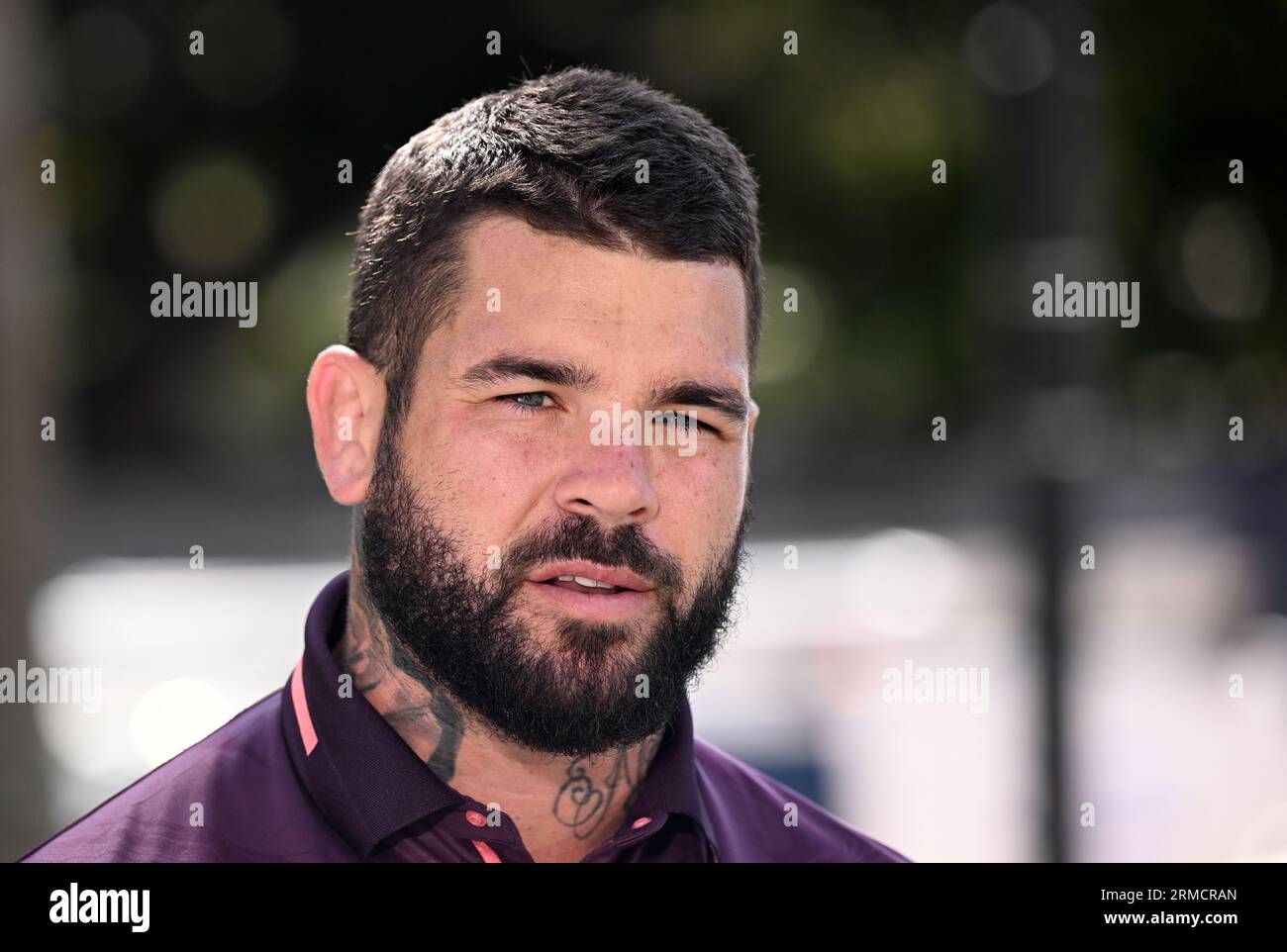 Brisbane, Australie. 28 août 2023. Adam Reynolds, capitaine des Brisbane Broncos, est vu lors d'une conférence de presse au Suncorp Stadium de Brisbane, le lundi 28 août 2023. Les joueurs des Broncos Adam Reynolds et Corey Oates ont testé leurs compétences de golf dans le championnat australien de la PGA PGA Dartboard Challenge en frappant des balles sur un jeu de fléchettes géant. (AAP image/Darren England) PAS D'ARCHIVAGE crédit : Australian Associated Press/Alamy Live News Banque D'Images