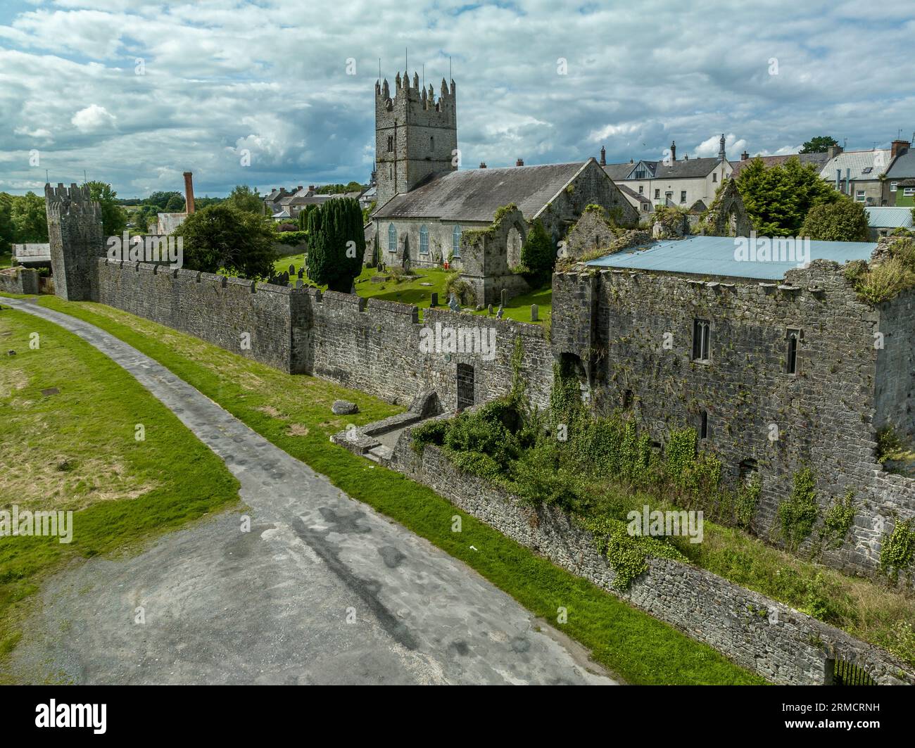 Vue aérienne de l'ancienne ville fortifiée médiévale de Fethard dans le comté de Tipperary sur la rivière Clashawley avec l'église gothique et la tour murale Banque D'Images