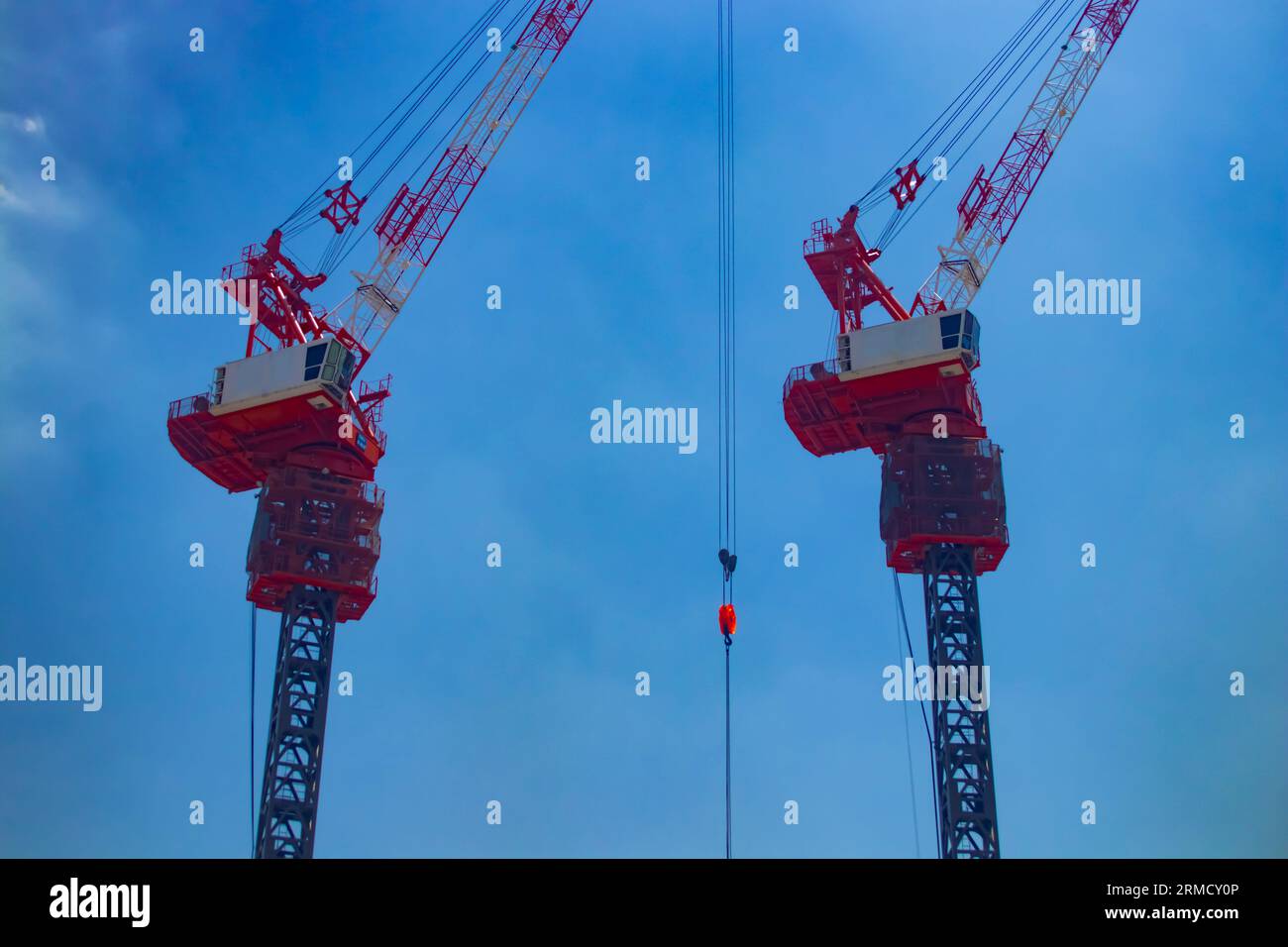 Grue au sommet du bâtiment à Tokyo téléobjectif Banque D'Images