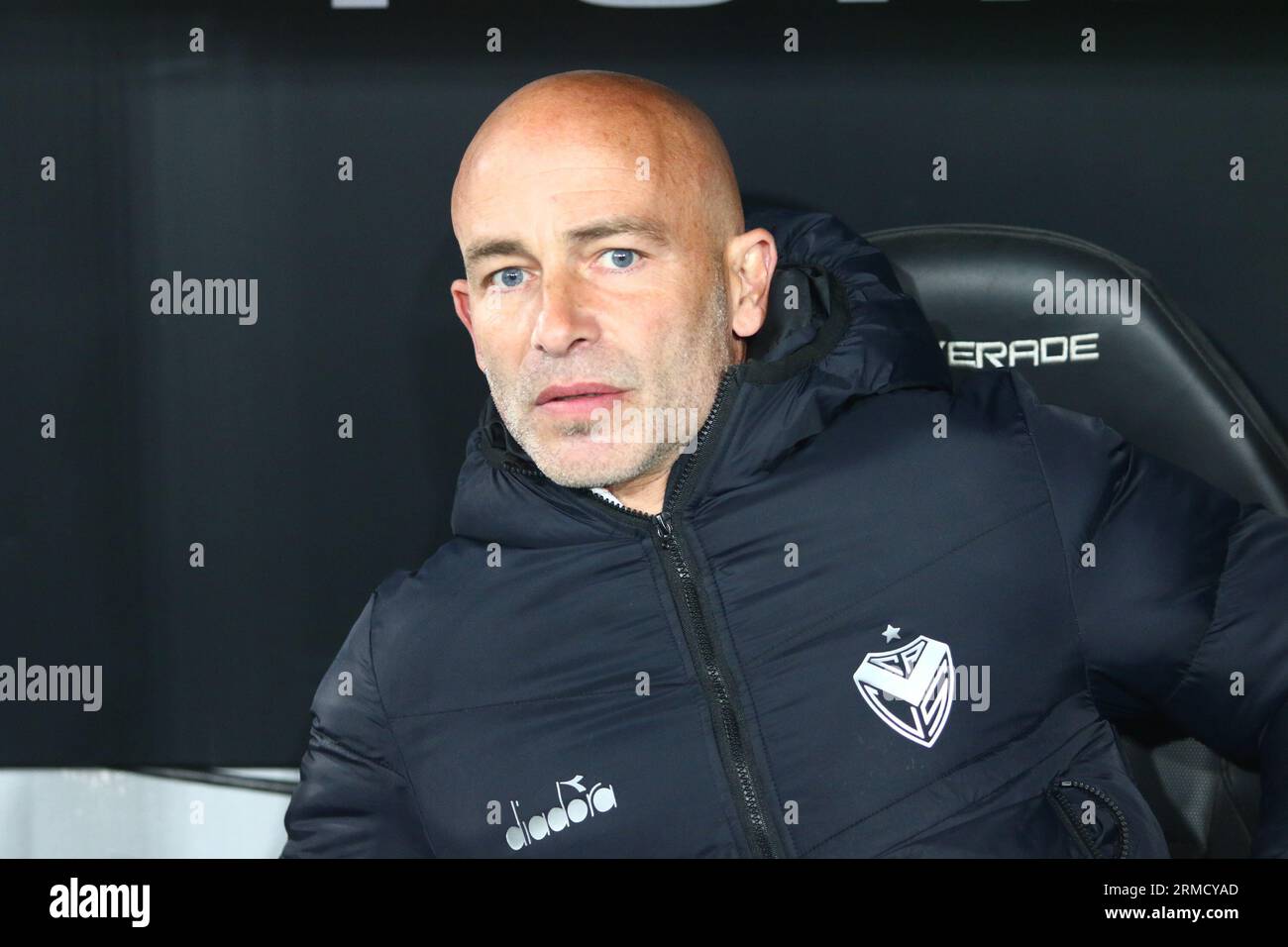 Buenos Aires, Argentine. 27 août 2023. Sebastian Mendez, entraîneur de Velez Sarsfield, lors du match pour le 2e tour de la coupe Argentine Liga Profesional de Fútbol Binance à Libertadores de América Ricardo E Bochini ( crédit : Néstor J. Beremblum/Alamy Live News Banque D'Images