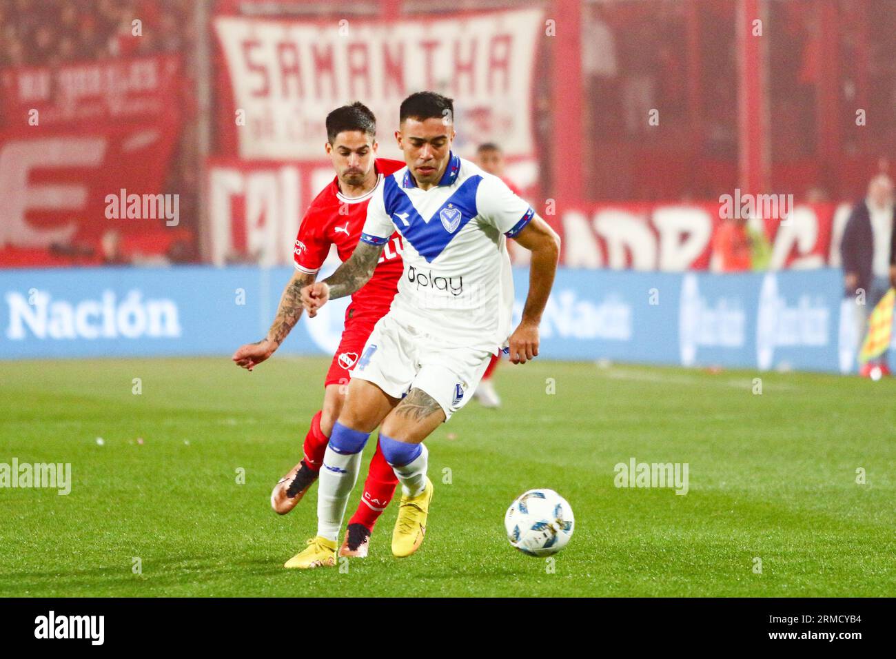 Buenos Aires, Argentine. 27 août 2023. Damian Perez de l'Independiente et Roberto Joaquín García de Velez Sarsfield lors du match pour le 2e tour de la coupe Argentine Liga Profesional de Fútbol Binance à Libertadores de América Ricardo E Bochini ( crédit : Néstor J. Beremblum/Alamy Live News Banque D'Images