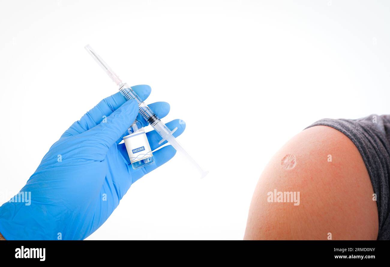 Gros plan de vaccination avec seringue sur fond blanc, injection de vaccin par le médecin à l'épaule du patient pour la protection contre le virus, vaccination vaccin c Banque D'Images