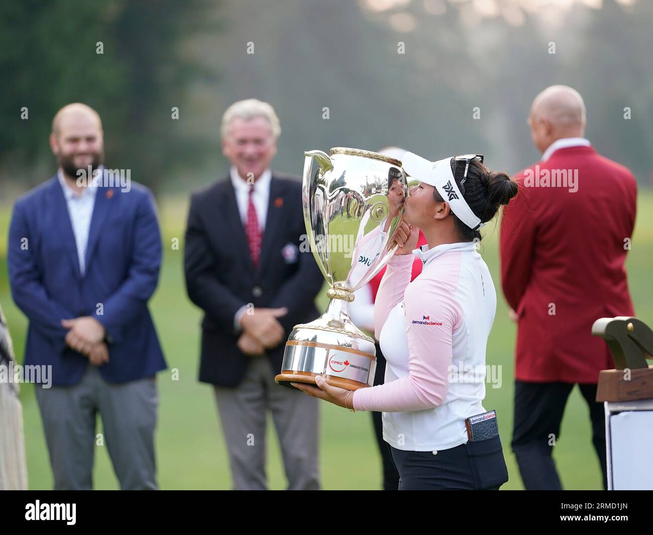 Megan Khang embrasse son trophée après avoir remporté l'Open féminin CPKC 2023 de la LPGA, au Shaughnessy Golf and Country Club de Vancouver, en Colombie-Britannique, le 27 août 2023. Banque D'Images