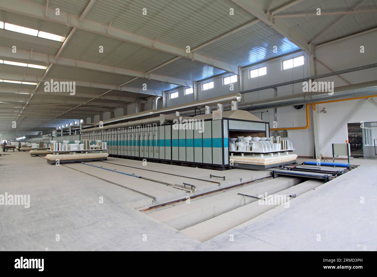 produits semi-finis de toilette en céramique, dans la plate-forme de transmission automatique, un degré élevé de modernisation Banque D'Images