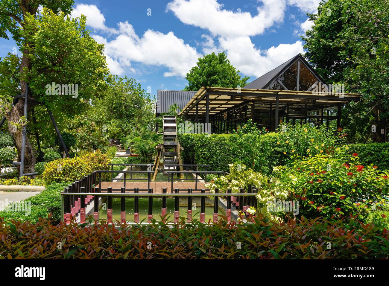 KANCHANABURI, THAÏLANDE-JUILLET 6,2023 : belle vue extérieure du café Amazon café avec l'environnement de la nature à la station d'huile PTT. Café Amazon est un f Banque D'Images