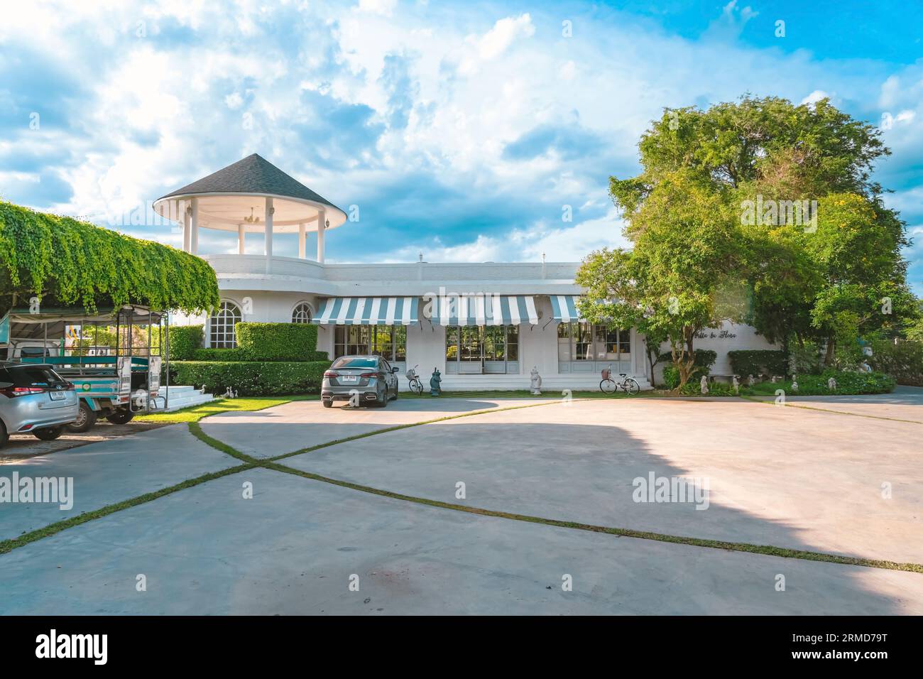 KANCHANABURI-THAÏLANDE, juin 30,2023 : belle vue extérieure du café moderne dans le style loft ou décoration du restaurant confortable dans le style moderne à V. Banque D'Images