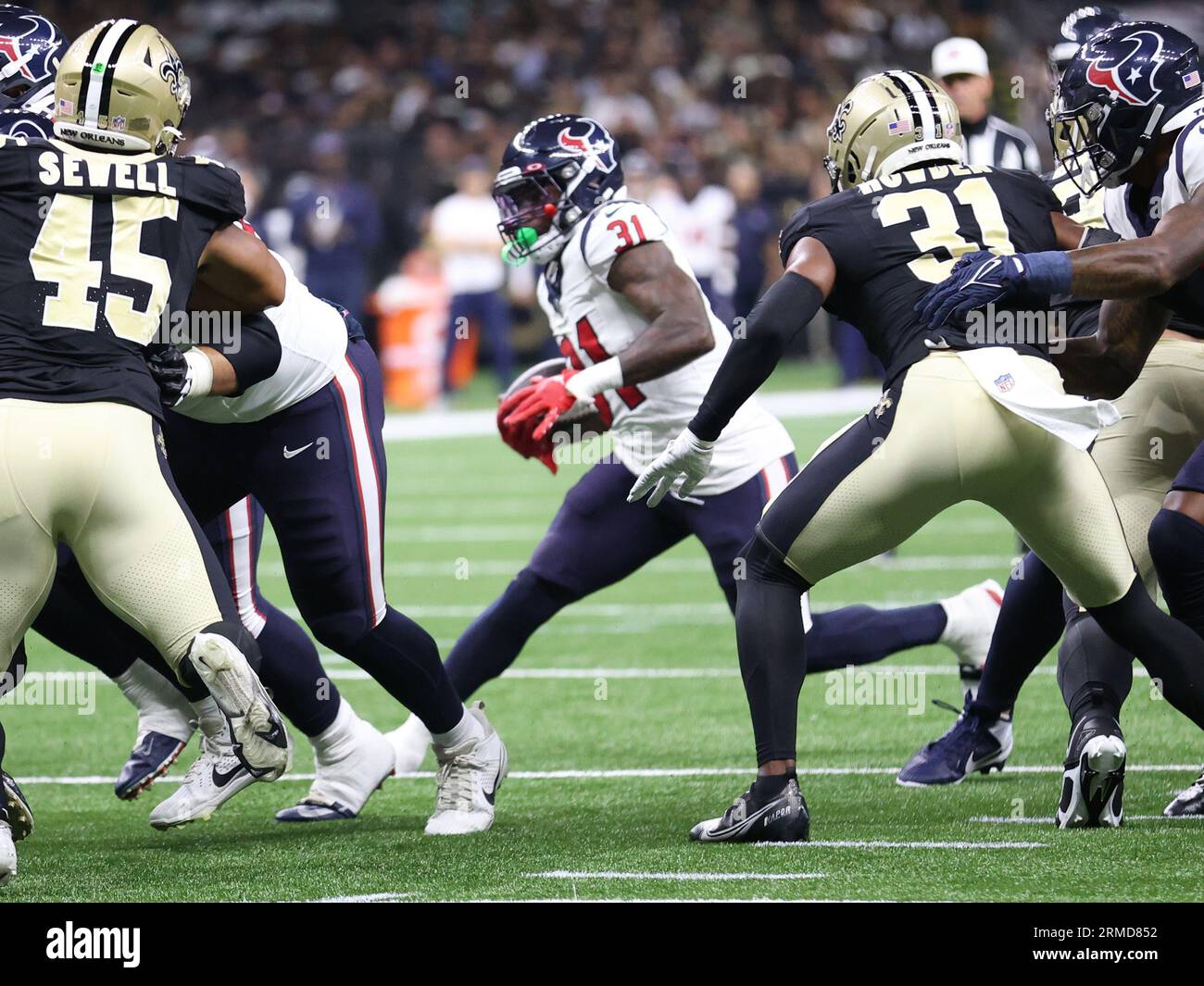 La Nouvelle-Orléans, États-Unis. 27 août 2023. Houston Texans Running back Dameon Pierce (31) se précipite pour un peu de distance lors d'un match de pré-saison de la Ligue nationale de football au Caesars Superdome à la Nouvelle-Orléans, Louisiane, le dimanche 27 août 2023. (Photo de Peter G. Forest/Sipa USA) crédit : SIPA USA/Alamy Live News Banque D'Images