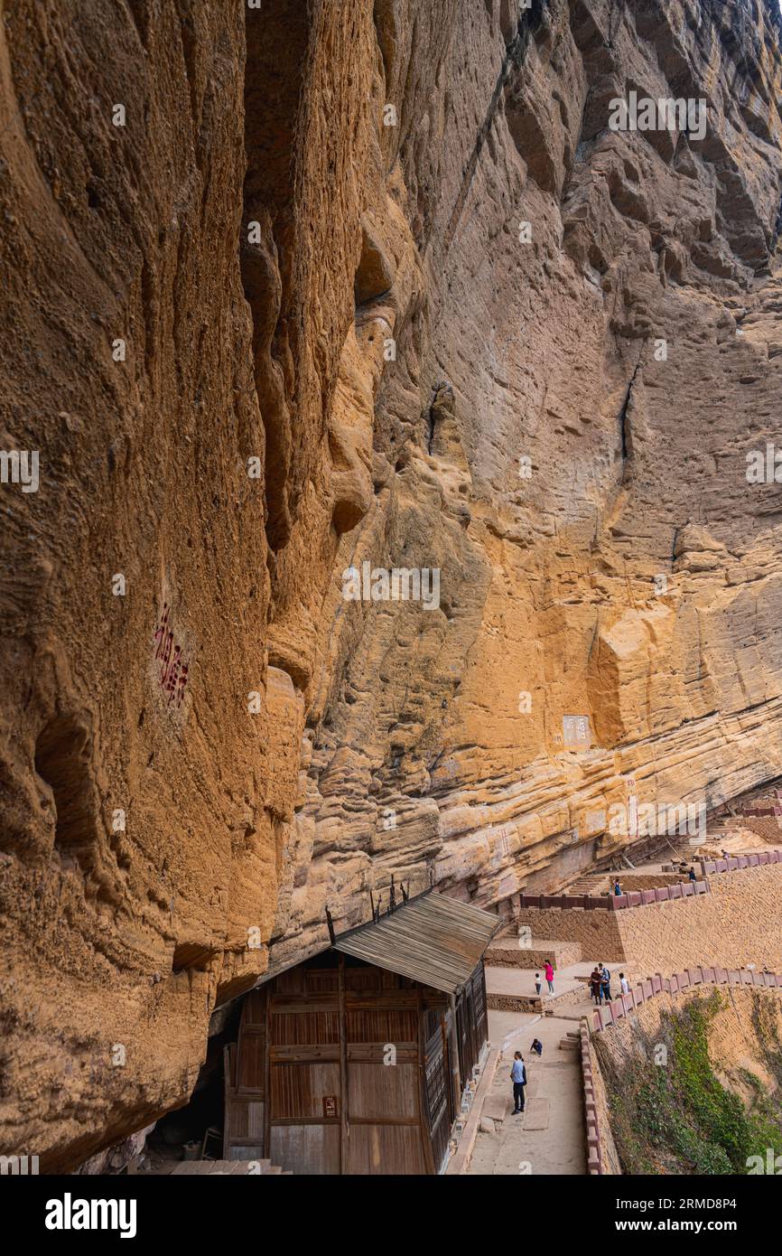 Ancienne maison en bois - Mt. Wuyi Shan, Chine, roches jaunes, espace de copie pour le texte, image verticale Banque D'Images