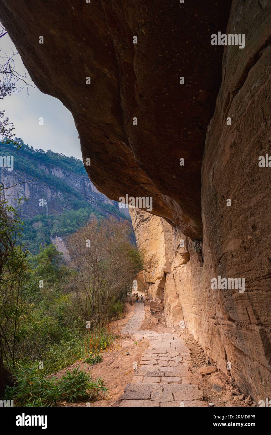 Vieux escalier en bas de la montagne. Montagnes Wu Yi Shan. Fujian, Chine. Site classé au patrimoine mondial de l'UNESCO. Ciel nuageux, montagnes vertes, papier peint Banque D'Images