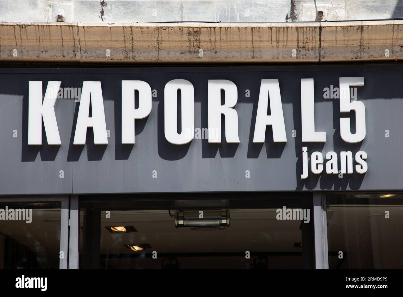 Bordeaux , France - 08 19 2023 : marque de logo Kaporal 5 jeans et texte d' enseigne sur le mur du magasin pour la boutique de mode française Photo  Stock - Alamy