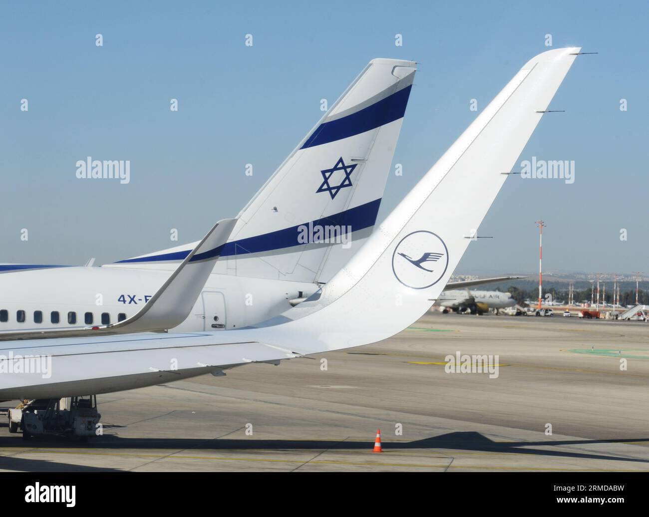 Lufthansa et ElAl sur le tarmac de l'aéroport international Ben Gourion, Israël. Banque D'Images