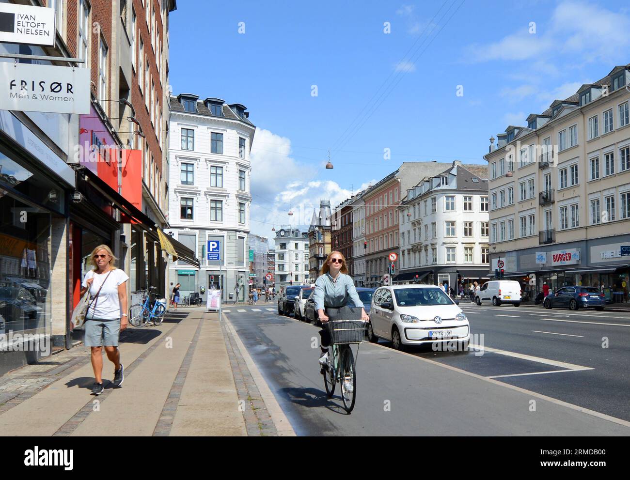 Une danoise à vélo sur Østerbrogade à Copenhague, Danemark. Banque D'Images