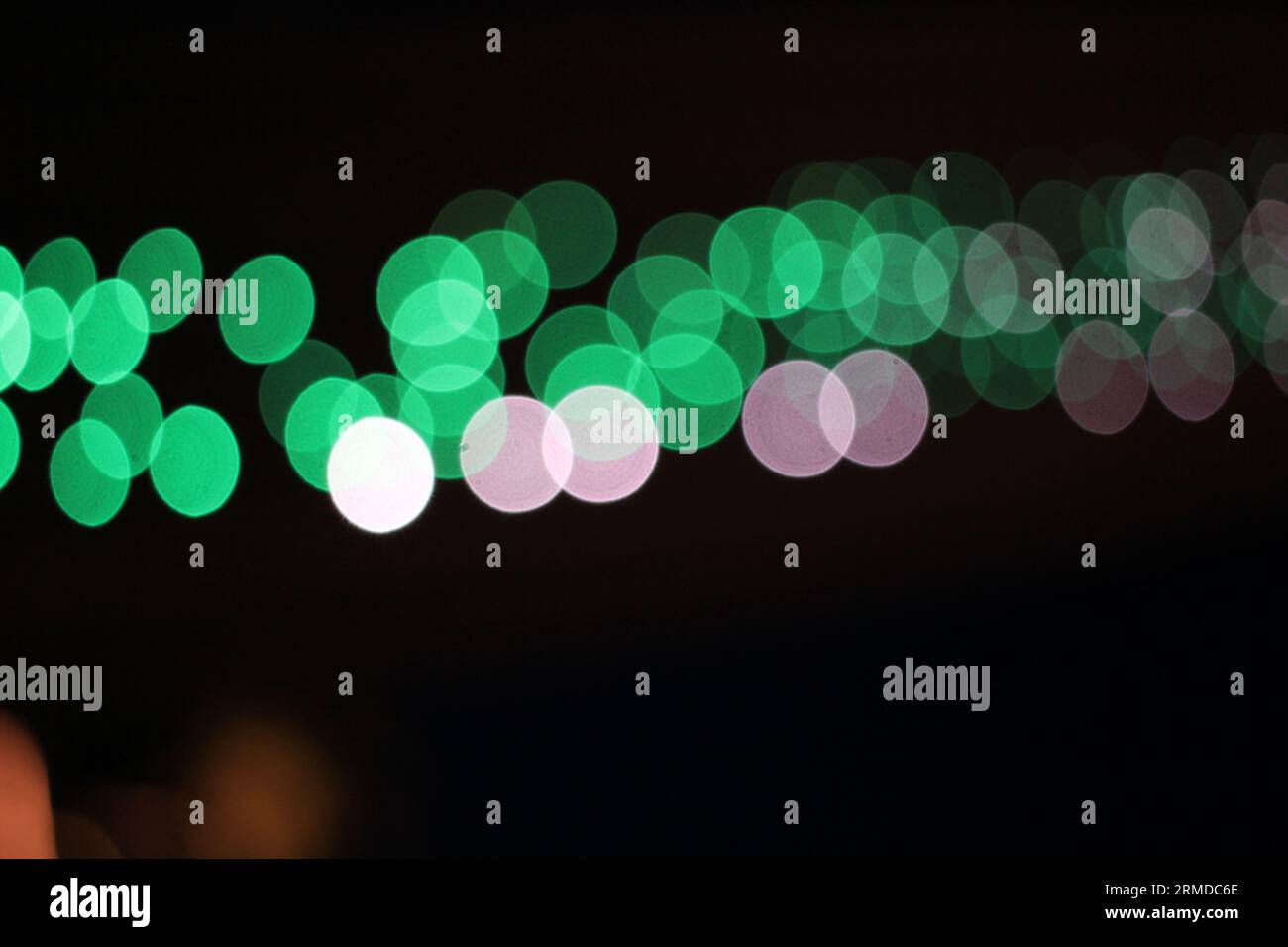 Vue nocturne d'été et bokeh rond coloré de la rivière Namgang à Jinju-si, Gyeongsangnam-do, Corée du Sud Banque D'Images