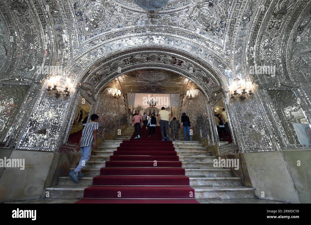 Téhéran, Iran. 27 août 2023. Les touristes visitent le Palais Golestan à Téhéran, Iran, le 27 août 2023. Le palais du Golestan est l'un des plus anciens complexes de Téhéran, construit à l'origine pendant la dynastie safavide dans la ville fortifiée historique. Après des extensions et des ajouts, le site a reçu ses caractéristiques les plus caractéristiques au 19e siècle, lorsque le complexe du palais a été choisi comme résidence royale et siège du pouvoir par la famille régnante Qajar. Crédit : Shadati/Xinhua/Alamy Live News Banque D'Images