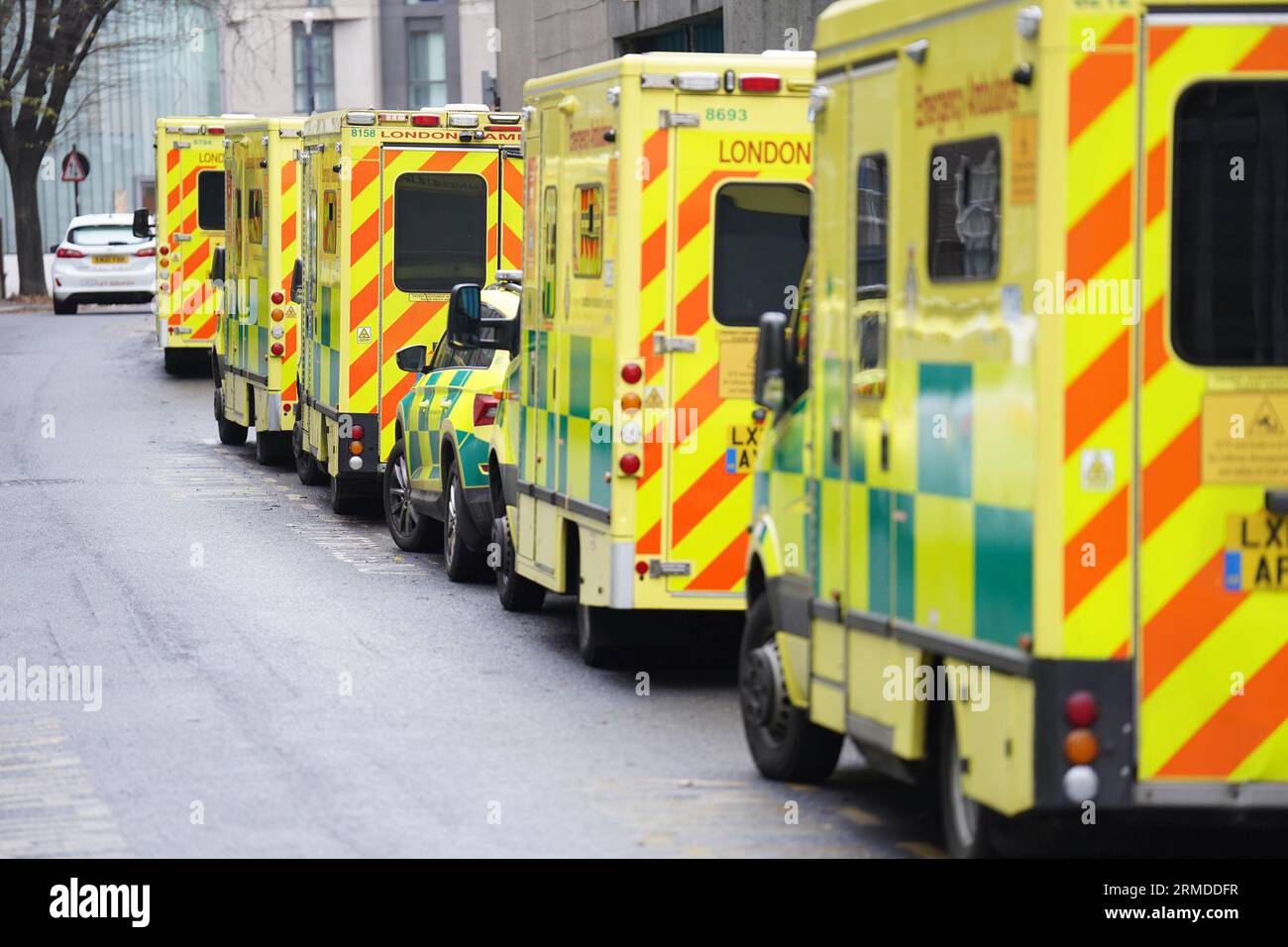 Photo de dossier datée du 22/12/22 d'ambulances à l'extérieur de la gare de l'Ambulance Waterloo, au sud de Londres. Les patients «risquent d'être laissés bloqués» lorsqu'ils tentent de se rendre à l'hôpital, car les pannes d'ambulance en Angleterre ont augmenté de 36% en cinq ans, selon les libéraux démocrates. La porte-parole du parti en matière de santé, Daisy Cooper, a déclaré que les chiffres étaient «une preuve supplémentaire que les conservateurs ont laissé notre NHS s'effondrer». Le Lib Dems a déclaré que les chiffres ont été obtenus en utilisant la loi sur la liberté de l'information et montrent qu'il y a eu 5 159 pannes d'ambulance en Angleterre en 2018, augmentant chaque année à 7 060 en 2022 - ce qui signifie dernier YE Banque D'Images