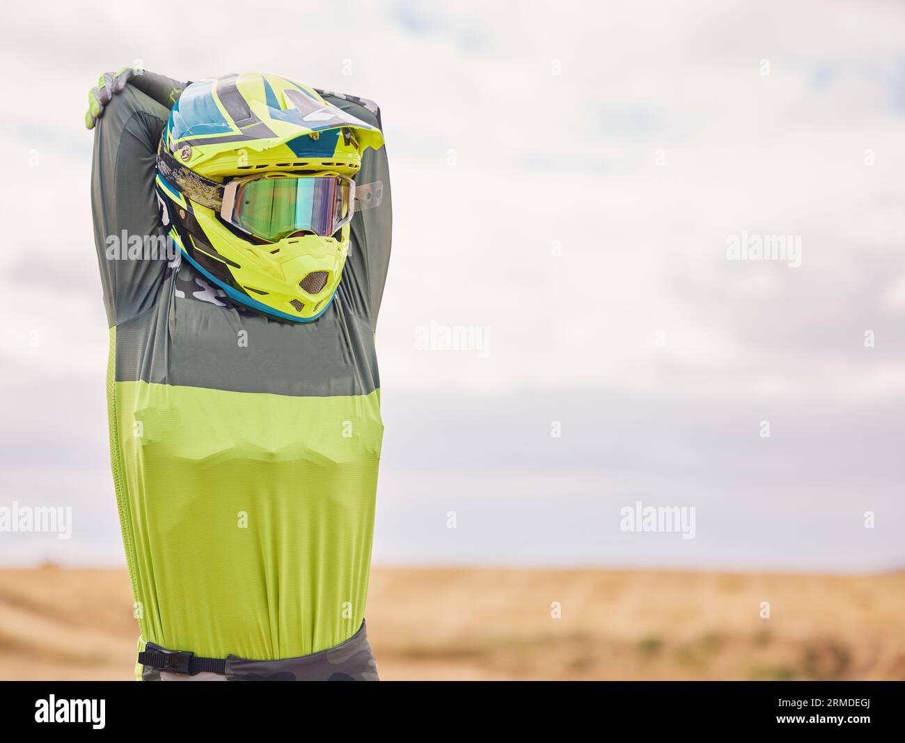 Sports, étirements et homme avec casque dans la nature pour l'entraînement, l'entraînement et la performance. Voyage, espace de maquette et personne à l'extérieur pour le moto pour Banque D'Images