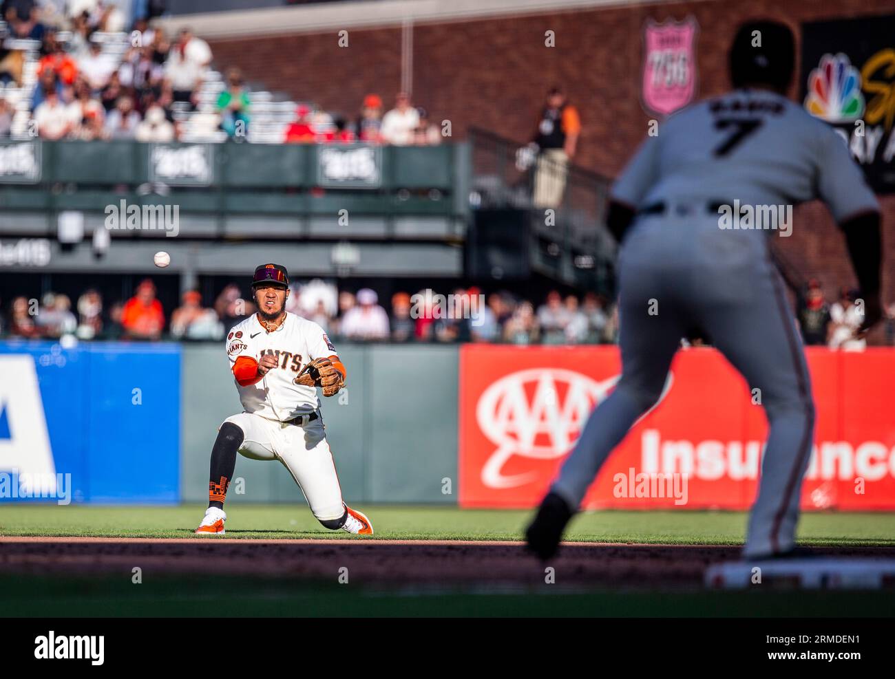 Août 27 2023 San Francisco CA, États-Unis le deuxième joueur de San Francisco Thairo Estrada (39) se lance en première base après un match de MLB entre les Braves d'Atlanta et les Giants de San Francisco. San Francisco a battu Atlanta 8-5 à Oracle Park San Francisco Calif. Thurman James/CSM Banque D'Images