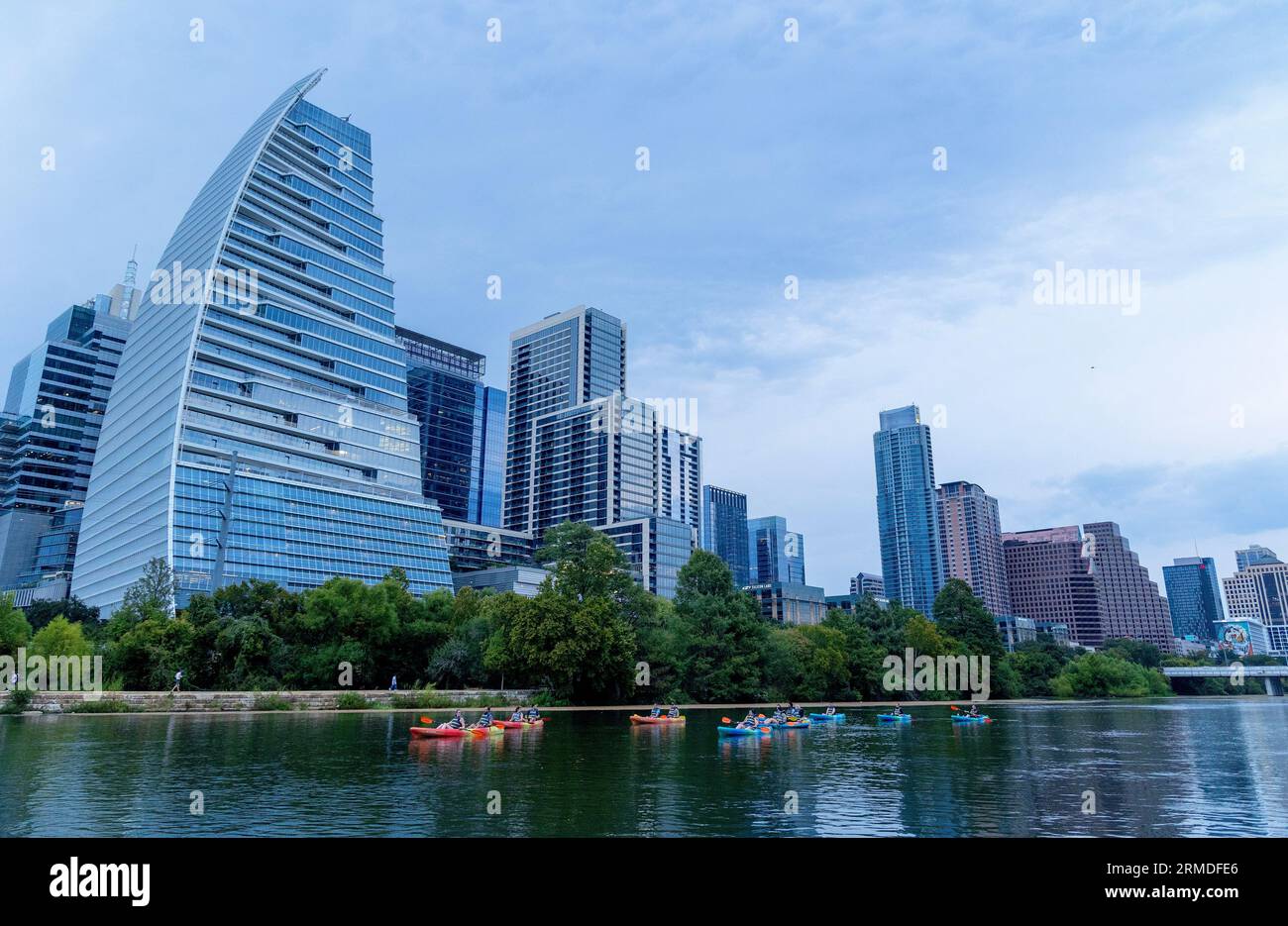 Kayakistes sur le lac Lady Bird dans le centre-ville d'Austin, Texas, États-Unis Banque D'Images