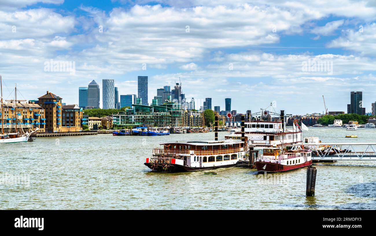 Bateaux sur la Tamise vu du Tower Bridge à Londres, Angleterre Banque D'Images